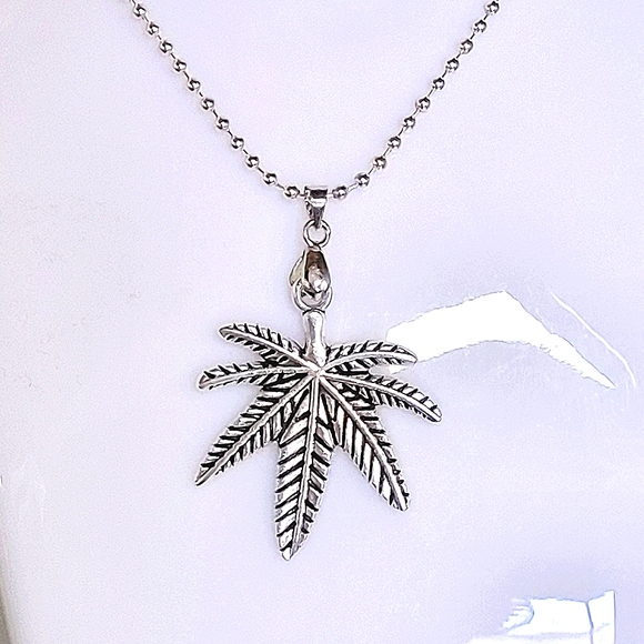 HANDMADE LARGE LEAF PENDANT NECKLACE 🍃 - Picture 1 of 5
